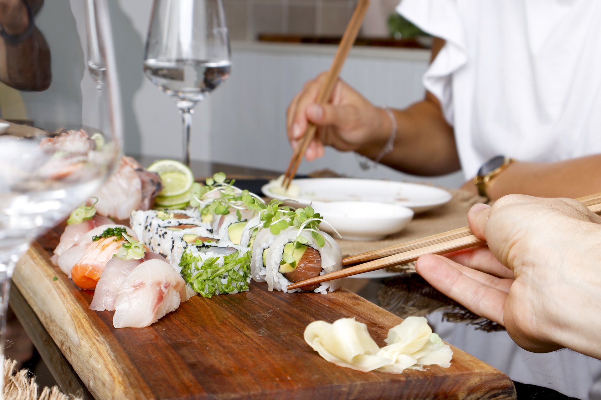 Degustação de sushi e sashimi fresco