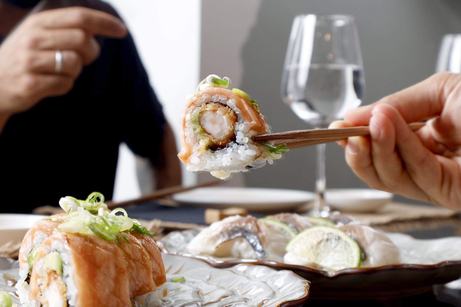 Roll de sushi com tempura de camarão e salmão